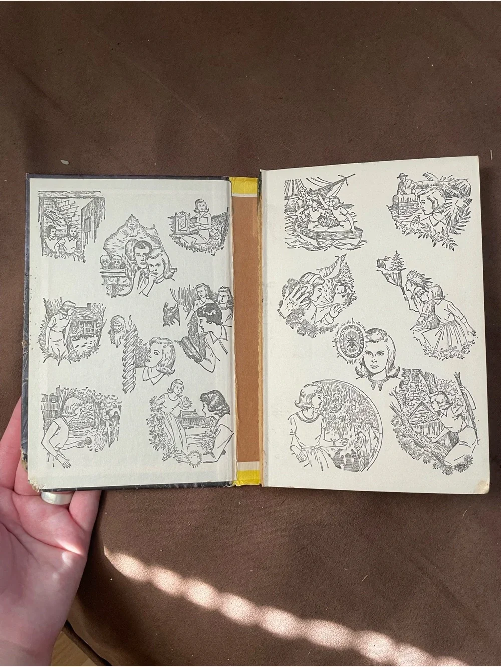 The Clue of the Broken Locket - Yellow/Multicolor Hardcover